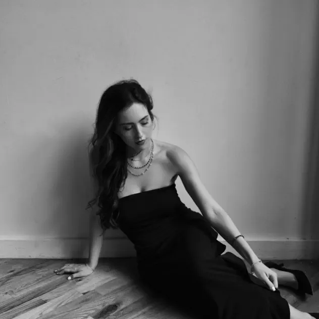 Read more about the article Alexa Kate Celebrates Her Journey With “to my younger self (Roses)”
