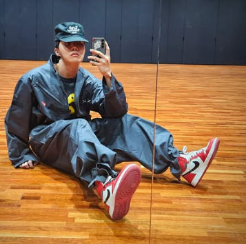 Read more about the article BTS’s J-Hope Wows Fans at Paris Fashion Week and Teases New Track