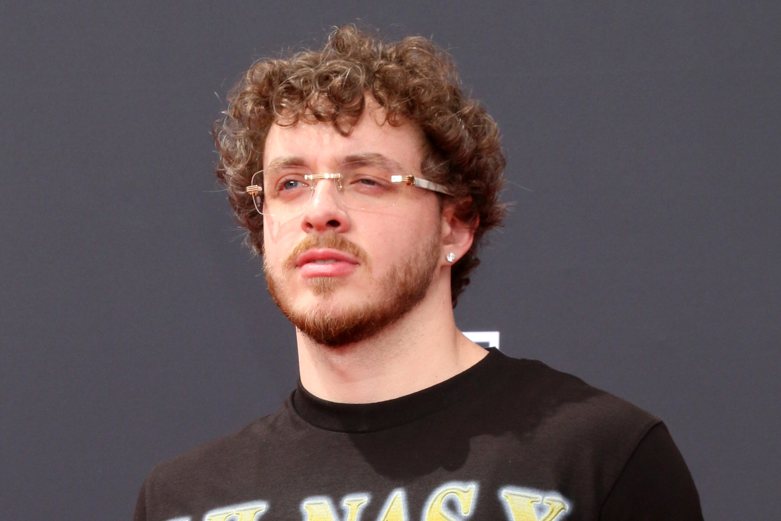 Read more about the article Jack Harlow Earns Diamond Certification for “WHATS POPPIN” & 10 More RIAA Plaques