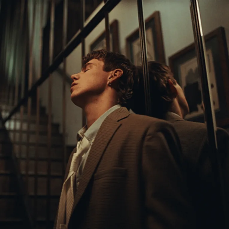 Read more about the article The Kid LAROI Channels His Inner Timberlake on “HOW DOES IT FEEL?”