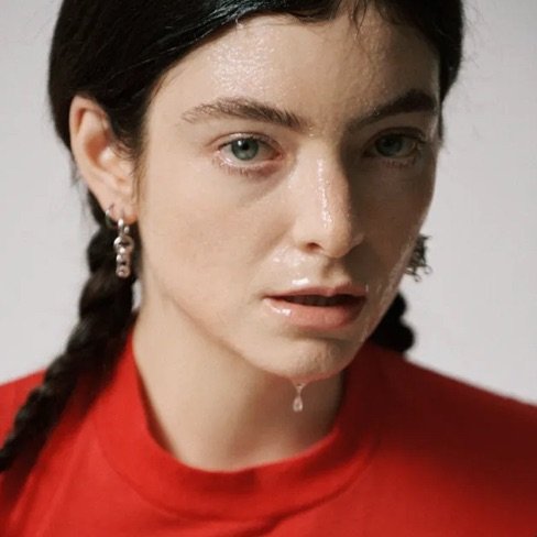 Read more about the article Lorde Gets Vulnerable on Single “Hammer”