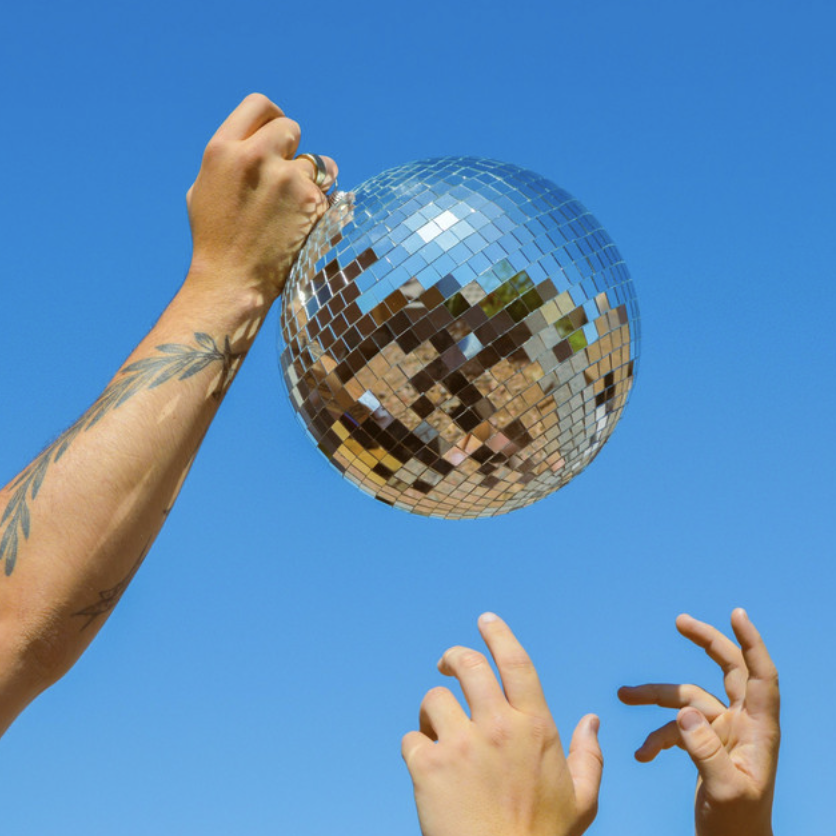 Read more about the article SUNTWIST Delivers Pure Feel-Good Energy On “I Just Wanna Dance”