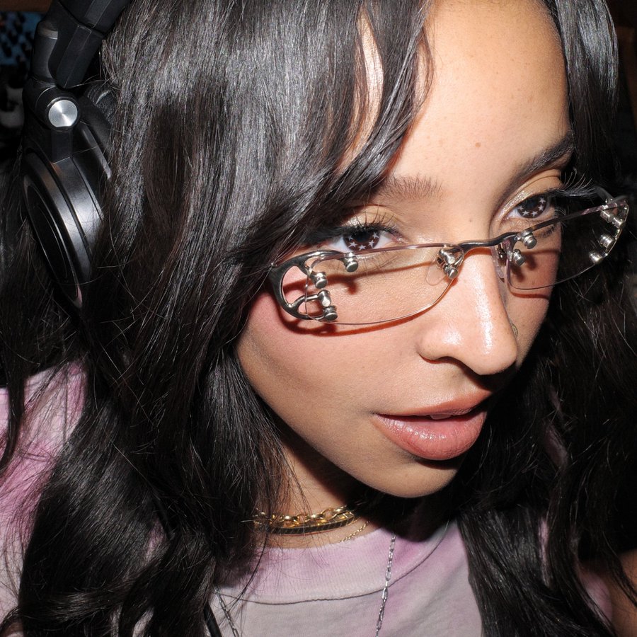 Read more about the article Tinashe Delivers A Fiery Pop Anthem With “Crash Out”